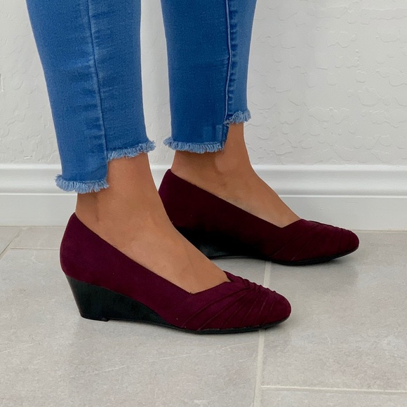 NIB Bordeaux Pleated Top Kitten Heel Wedge Pump - Picture 3 of 8